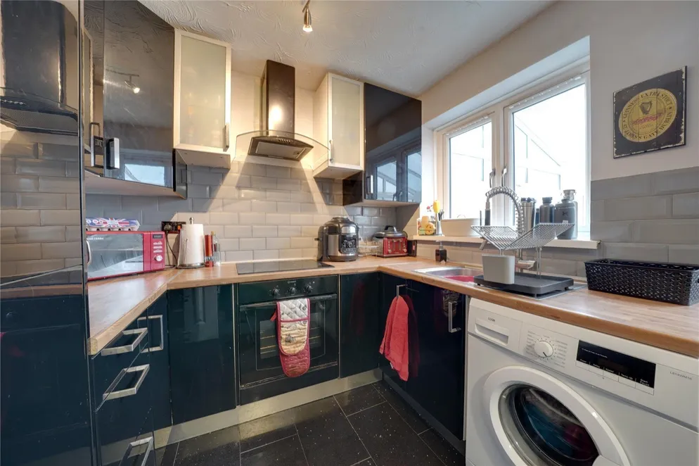 Property carousel item 4