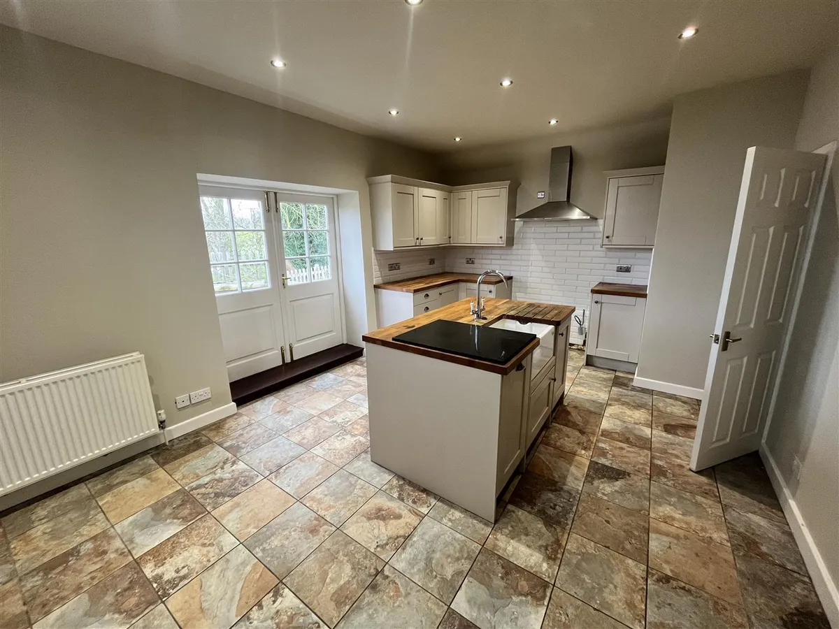 LOWER COTTAGES, WOODNOOK, GRANTHAM