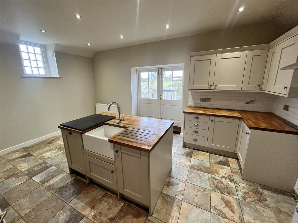 LOWER COTTAGES, WOODNOOK, GRANTHAM