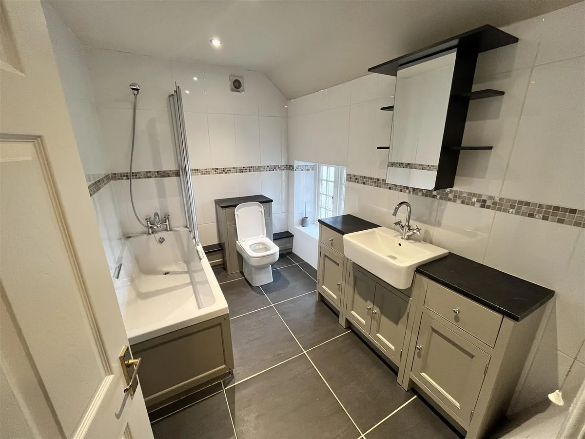 LOWER COTTAGES, WOODNOOK, GRANTHAM