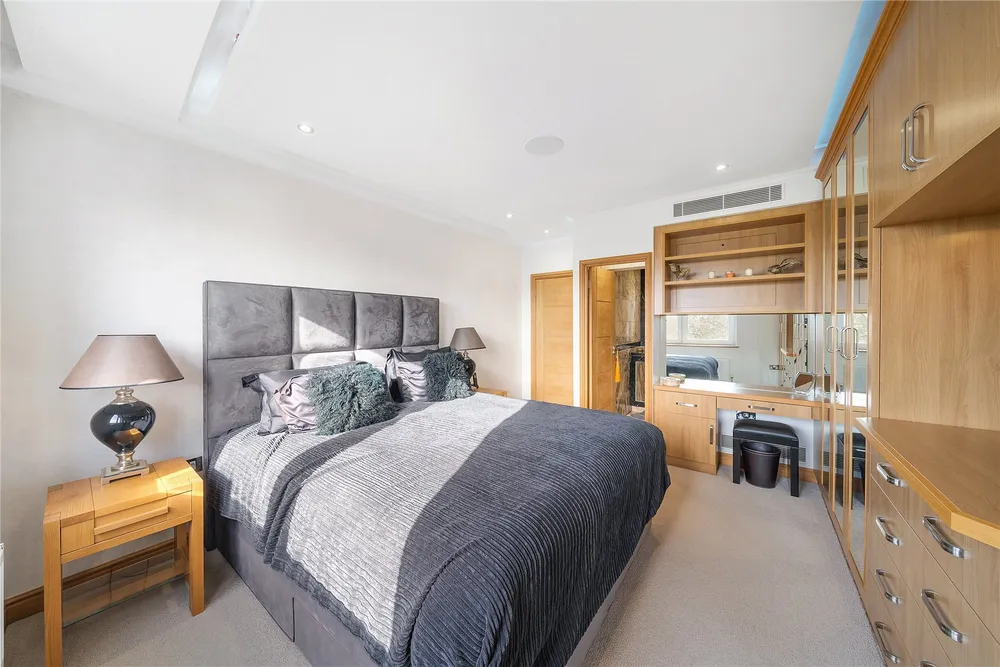 Piccadilly, Mayfair, London, W1J