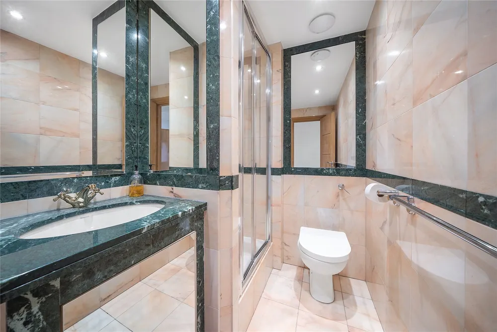 Piccadilly, Mayfair, London, W1J