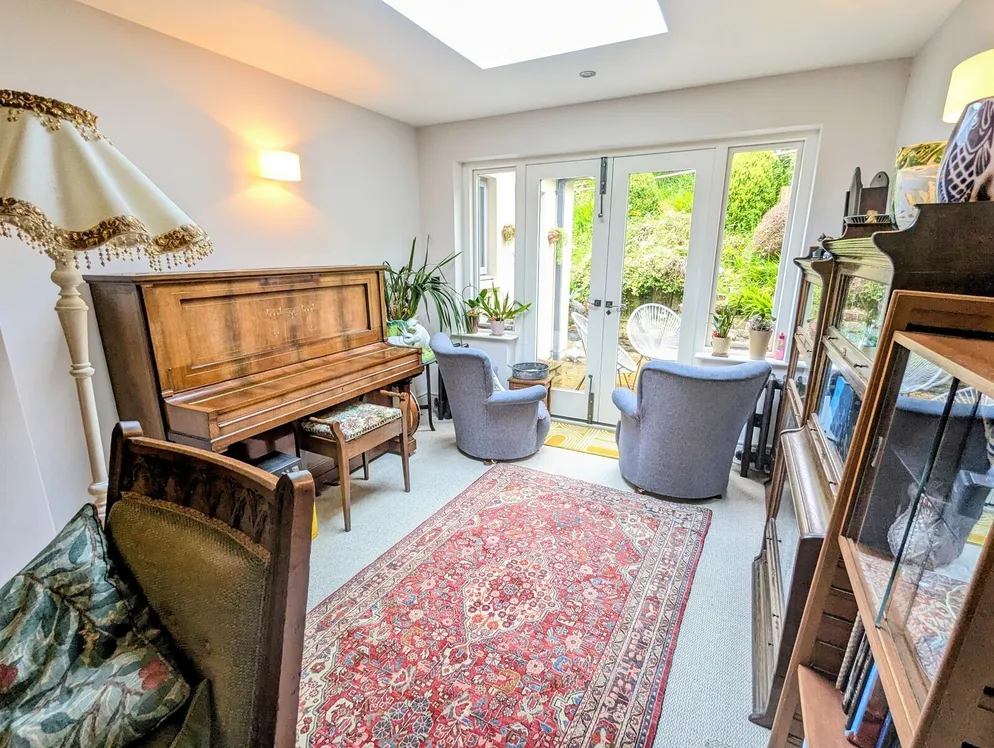 Property carousel item 6