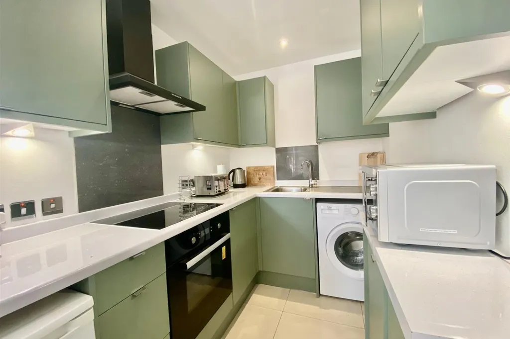 4 Bedroom House For Sale: Ash Green Lane East, Ash Green, Guildford