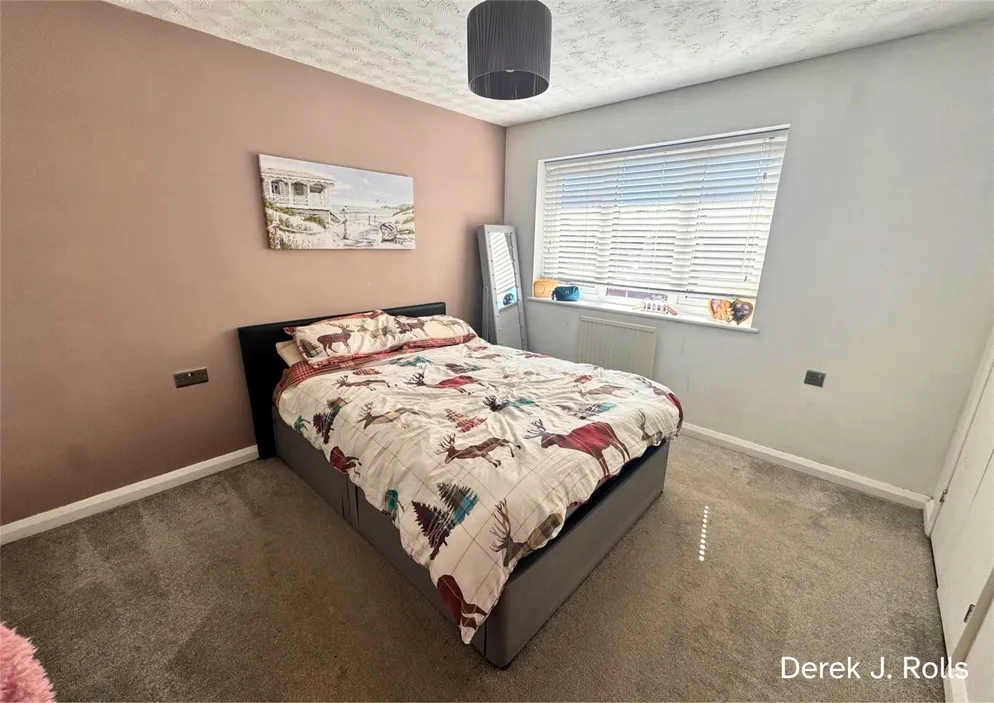 Property carousel item 4