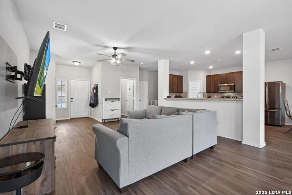5910 Frisbee Path, Converse, TX 78109