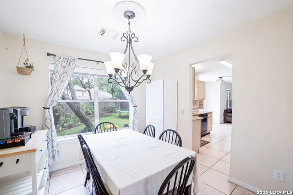 10638 Sandy Trail Dr, San Antonio, TX 78240
