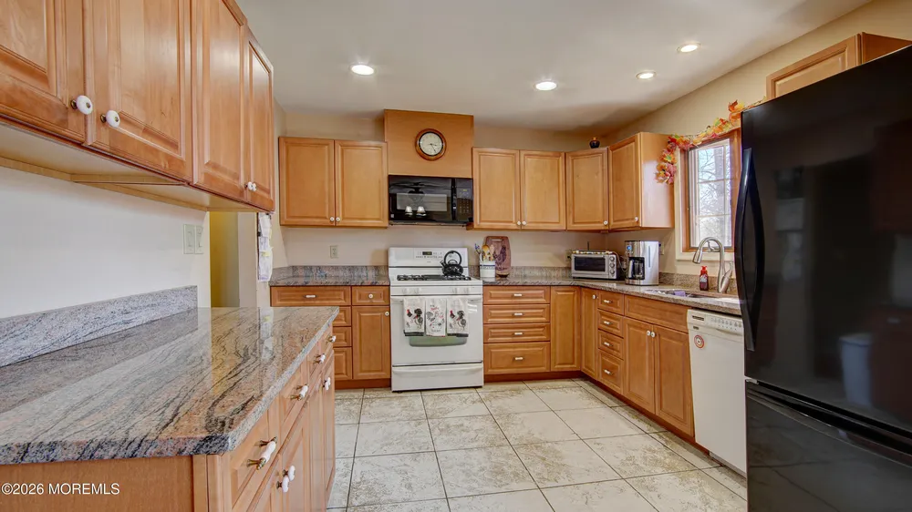 11 Sheffield Dr, Manalapan, NJ 07726