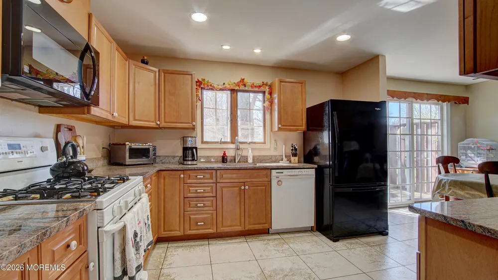 11 Sheffield Dr, Manalapan, NJ 07726