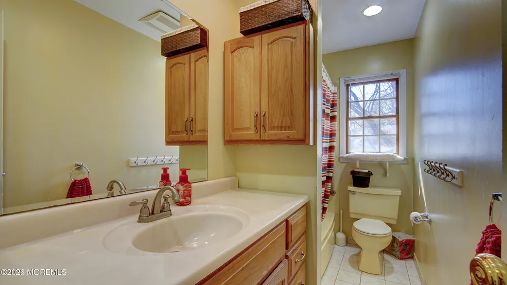 11 Sheffield Dr, Manalapan, NJ 07726