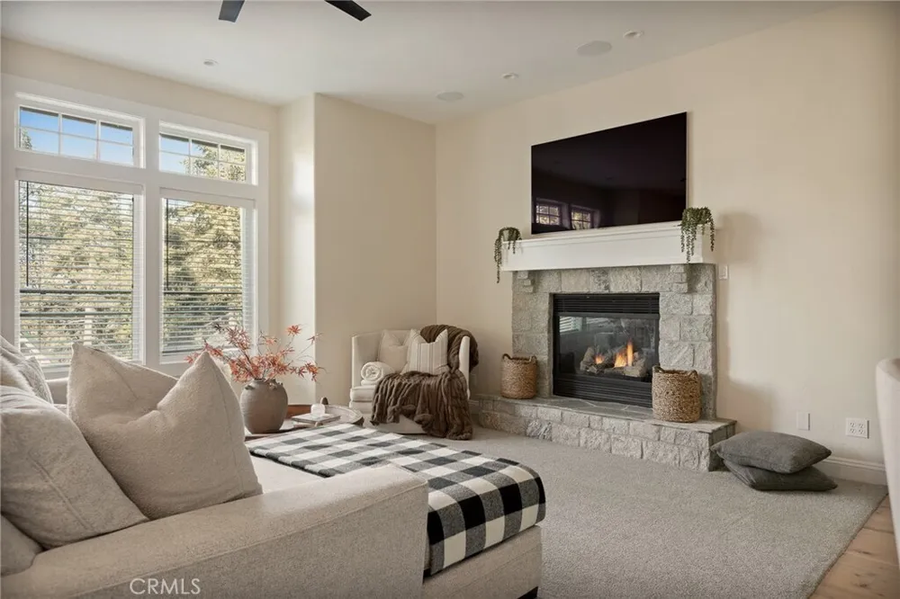 26385 Walnut Hills Dr, Lake Arrowhead, CA 92352