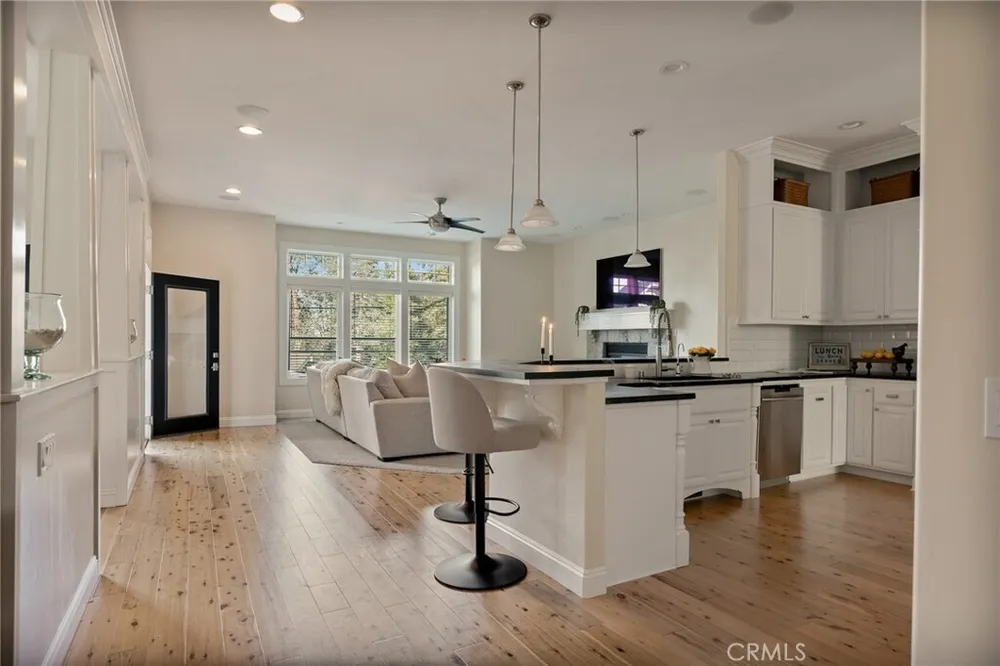 26385 Walnut Hills Dr, Lake Arrowhead, CA 92352