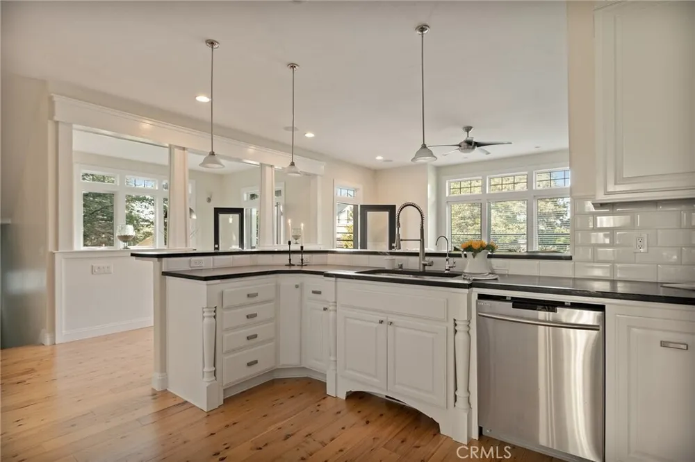 26385 Walnut Hills Dr, Lake Arrowhead, CA 92352