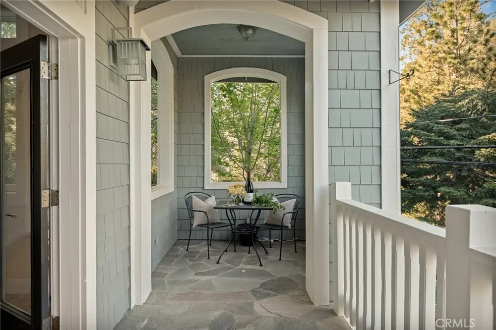 26385 Walnut Hills Dr, Lake Arrowhead, CA 92352