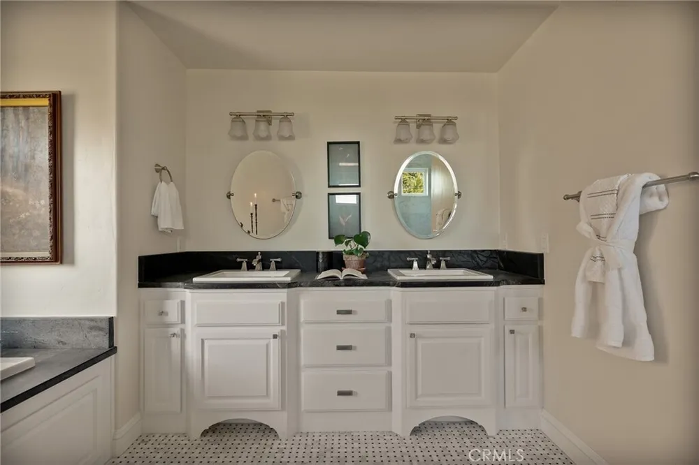 26385 Walnut Hills Dr, Lake Arrowhead, CA 92352