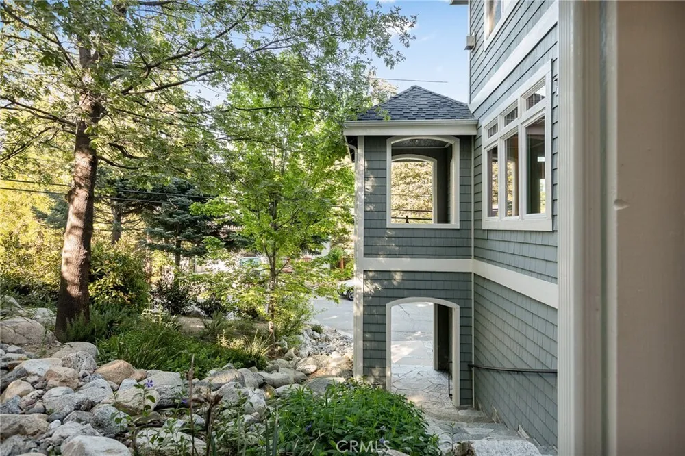 26385 Walnut Hills Dr, Lake Arrowhead, CA 92352