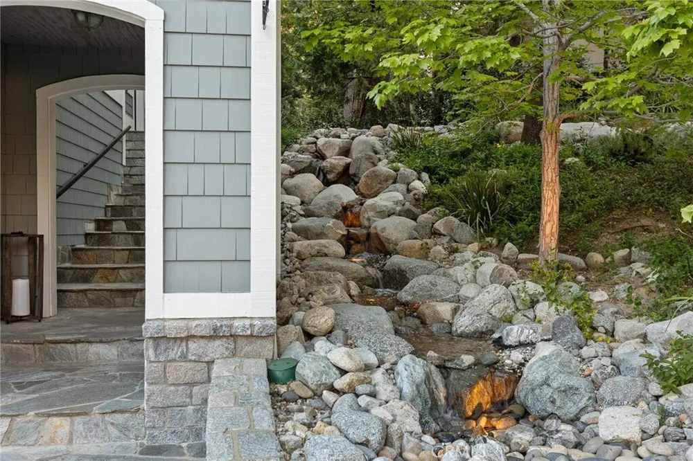 26385 Walnut Hills Dr, Lake Arrowhead, CA 92352