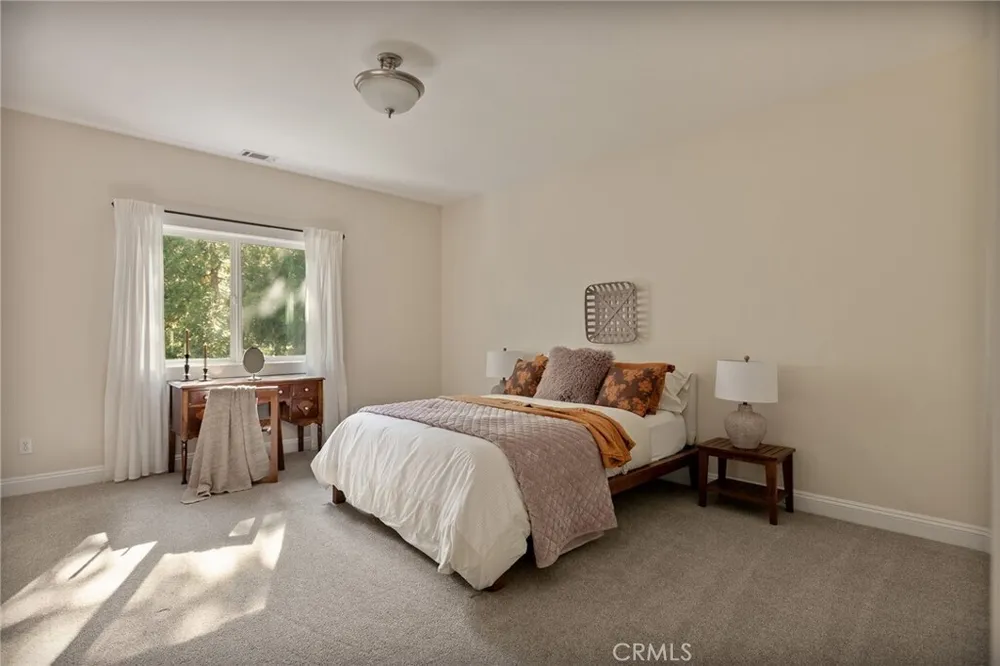 26385 Walnut Hills Dr, Lake Arrowhead, CA 92352