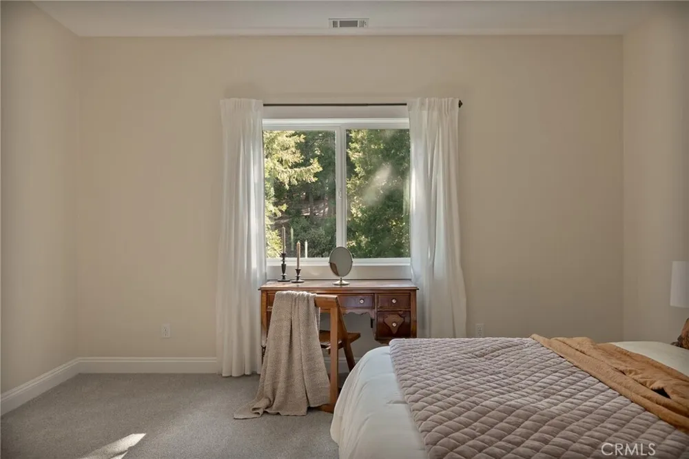 26385 Walnut Hills Dr, Lake Arrowhead, CA 92352