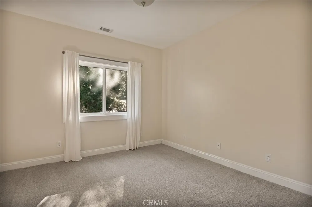 26385 Walnut Hills Dr, Lake Arrowhead, CA 92352