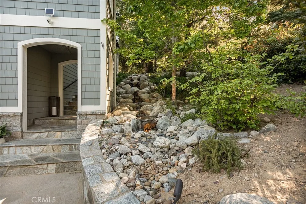 26385 Walnut Hills Dr, Lake Arrowhead, CA 92352