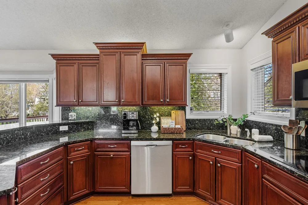 11239 Apennine Way, Inver Grove Heights, MN 55077