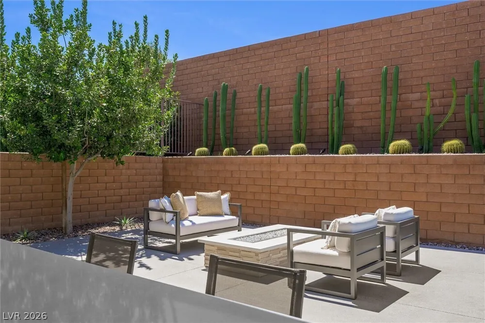 11 Hawkeye Ln, Las Vegas, NV 89135-7929