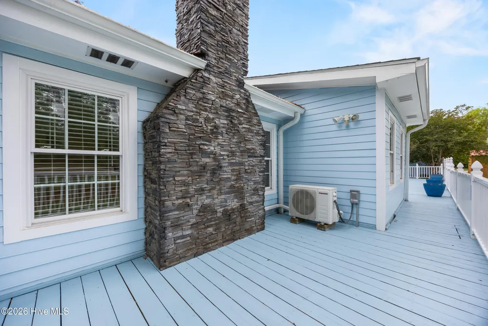 1988 W Lake Shore Dr, Wilmington, NC 28401