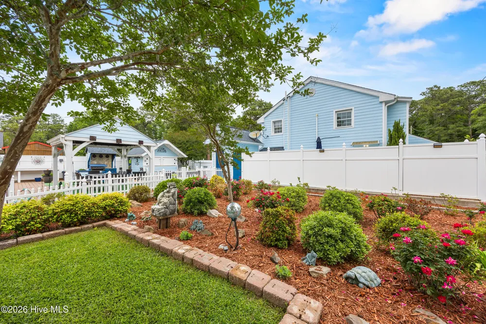 1988 W Lake Shore Dr, Wilmington, NC 28401