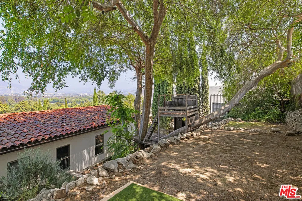 3700 Arbolada Rd, Los Feliz, CA 90027
