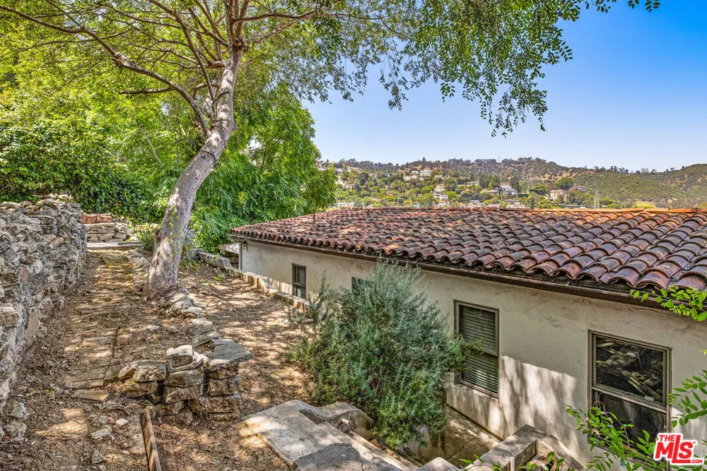 3700 Arbolada Rd, Los Feliz, CA 90027