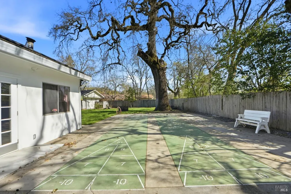 59 Colonial Park Dr, Santa Rosa, CA 95403-1140