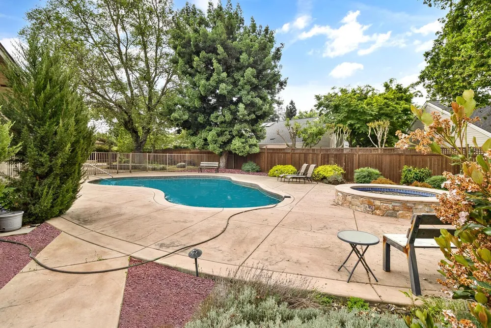 87 Breckenwood Way, Sacramento, CA 95864
