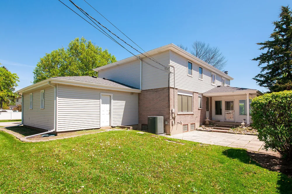 1829 E Bittersweet Ln, Mount Prospect, IL 60056
