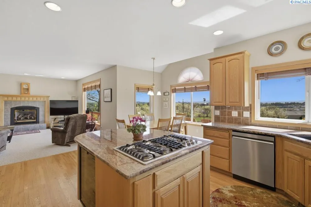 1525 NW Nicole Ct, Pullman, WA 99163