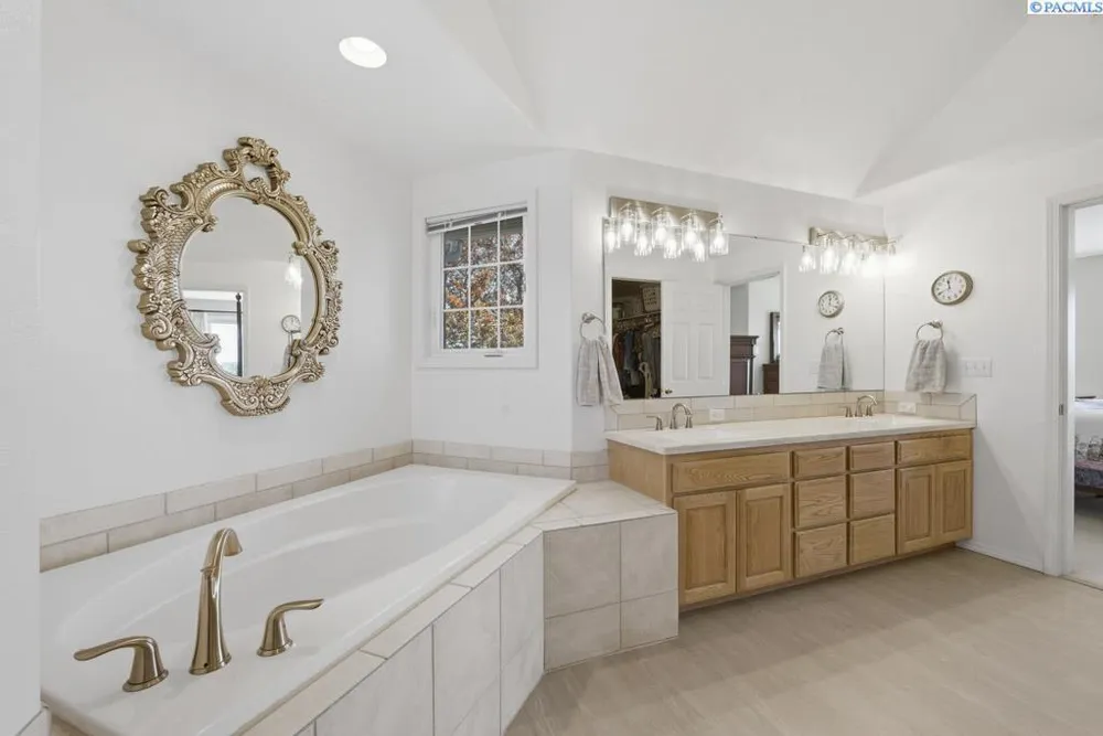 1525 NW Nicole Ct, Pullman, WA 99163