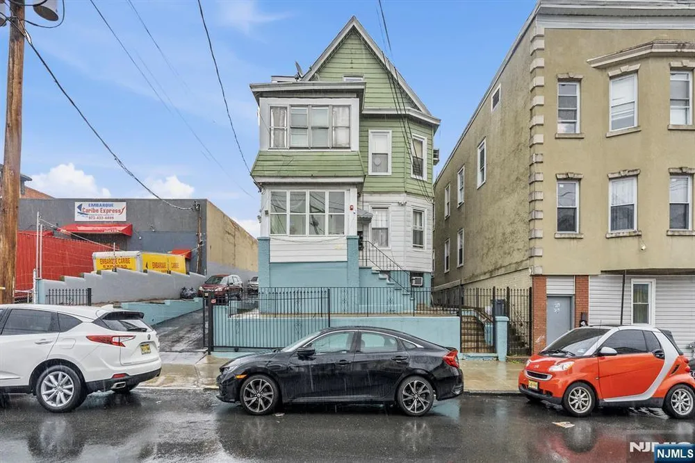 215 E 16th St, Paterson, NJ 07524