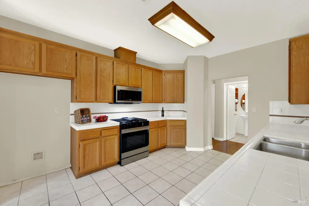 943 Fallsgrove Way, Vacaville, CA 95687