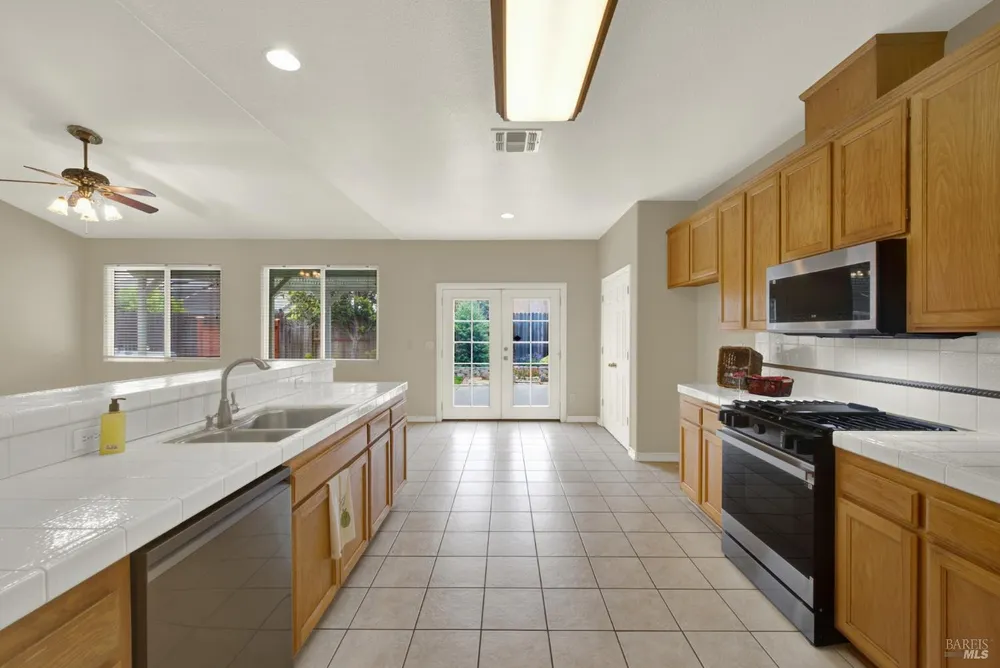 943 Fallsgrove Way, Vacaville, CA 95687