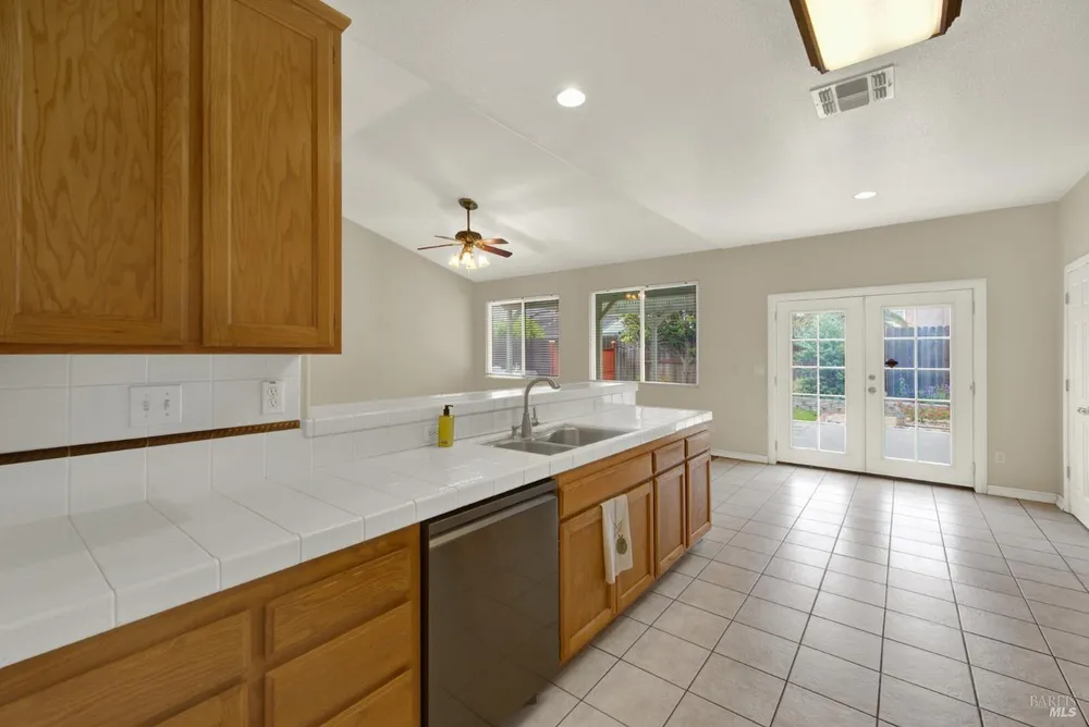 943 Fallsgrove Way, Vacaville, CA 95687