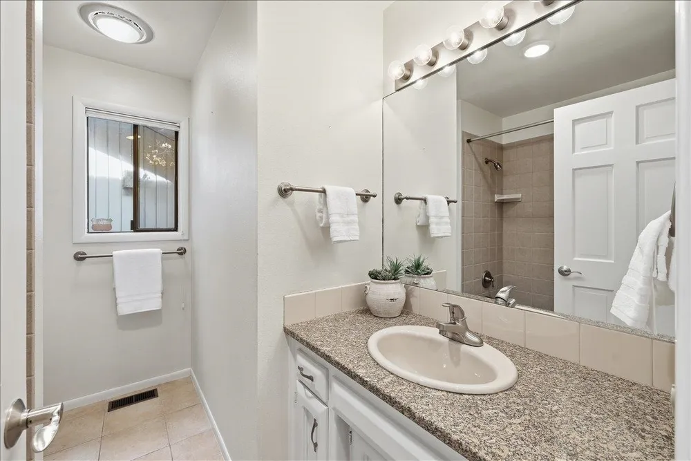 1226 E Christmas Tree Ln, Spokane, WA 99203