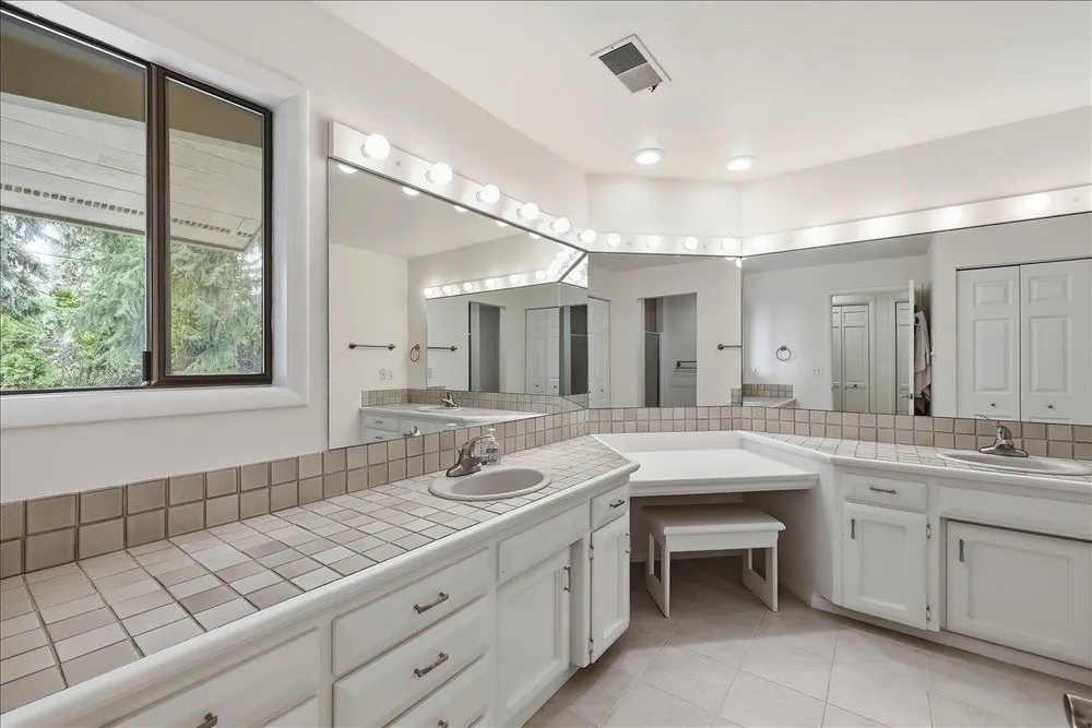 1226 E Christmas Tree Ln, Spokane, WA 99203