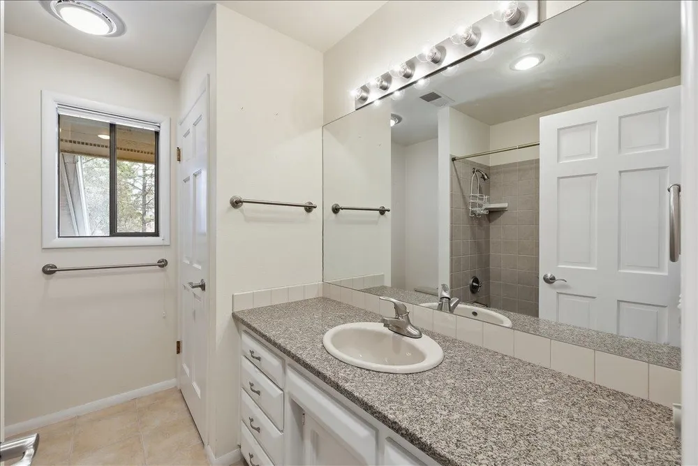 1226 E Christmas Tree Ln, Spokane, WA 99203