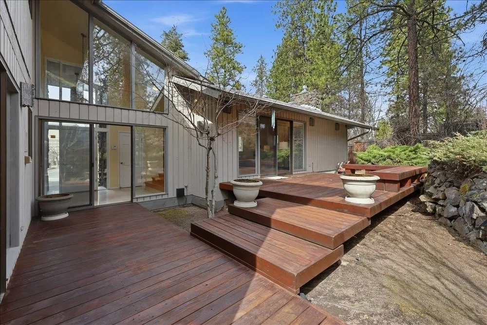 1226 E Christmas Tree Ln, Spokane, WA 99203
