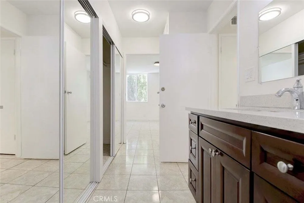 18620 Hatteras St, Tarzana, CA 91356