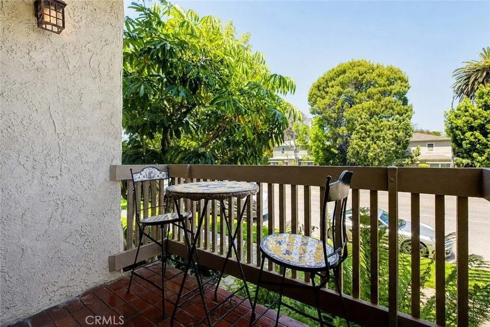 10470 Riverside Dr, Toluca Lake, CA 91602