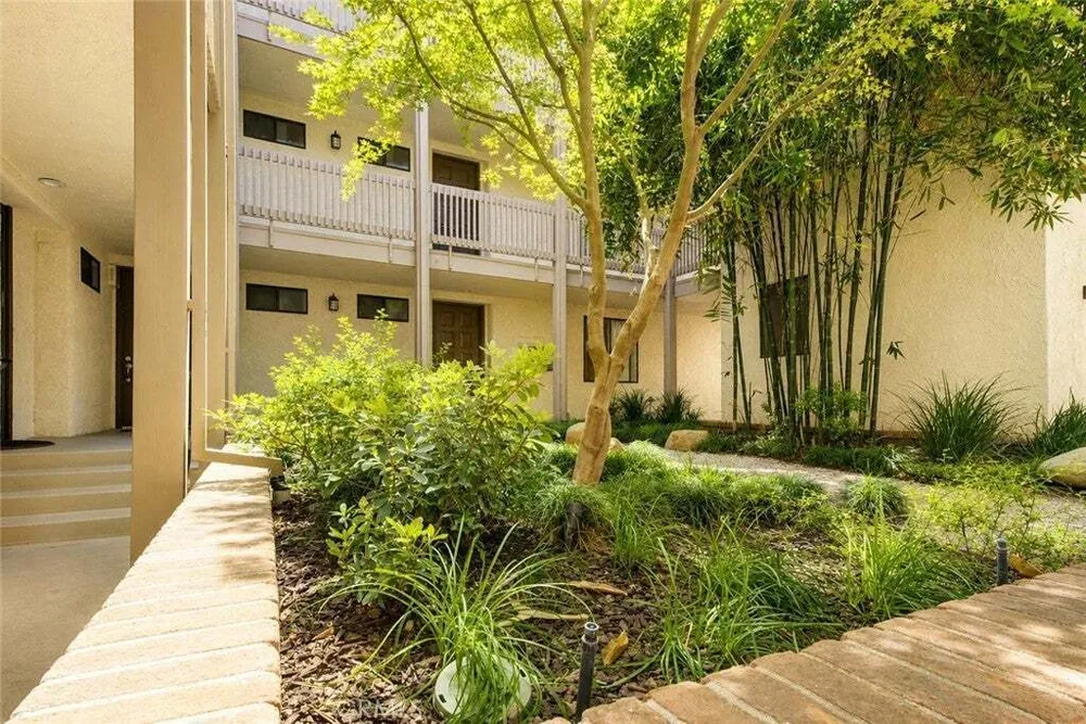 10470 Riverside Dr, Toluca Lake, CA 91602
