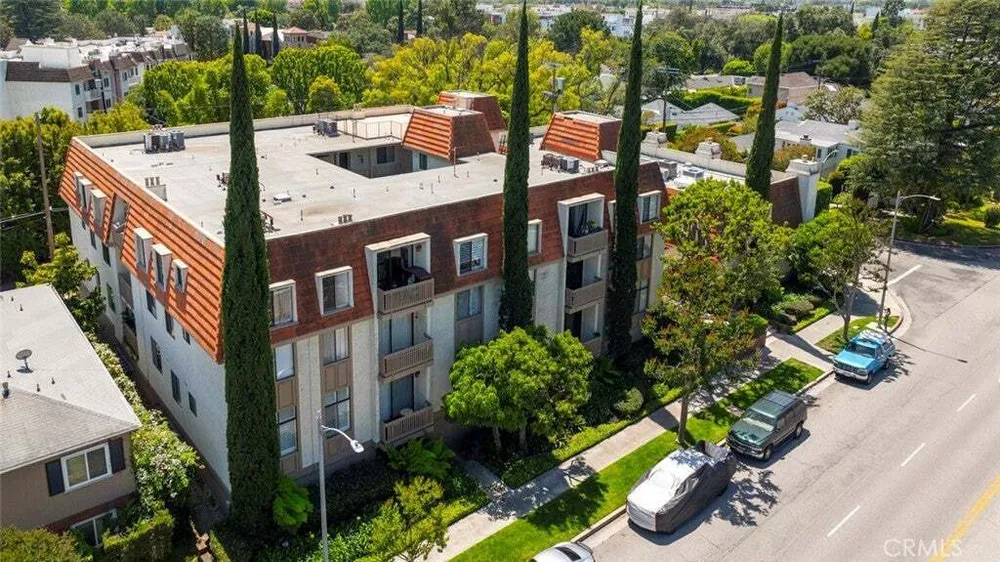 10470 Riverside Dr, Toluca Lake, CA 91602