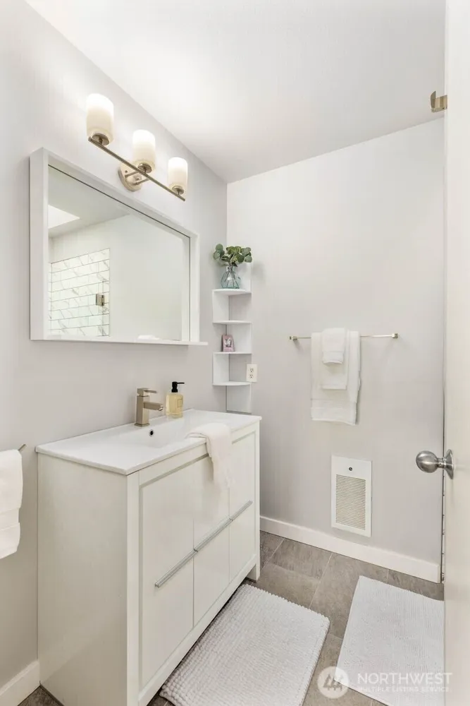 10237 SE 3rd St, Bellevue, WA 98004