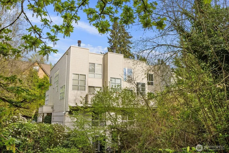 10237 SE 3rd St, Bellevue, WA 98004